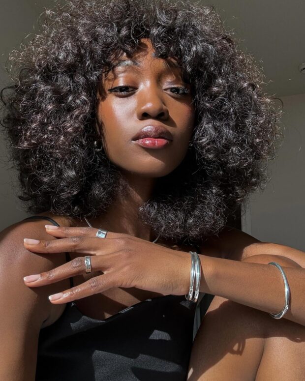 franja em cabelo cacheado