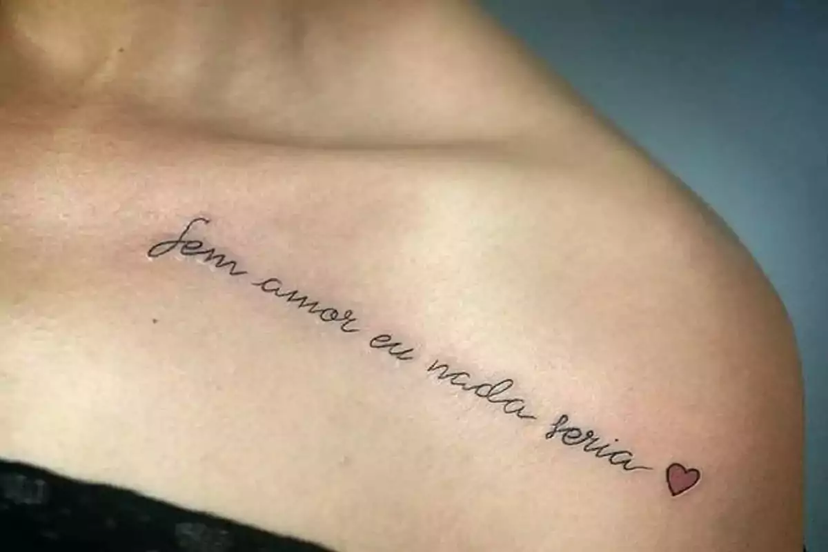 Guia Completo: Como Escolher a Frase Perfeita para Sua Tatuagem Feminina