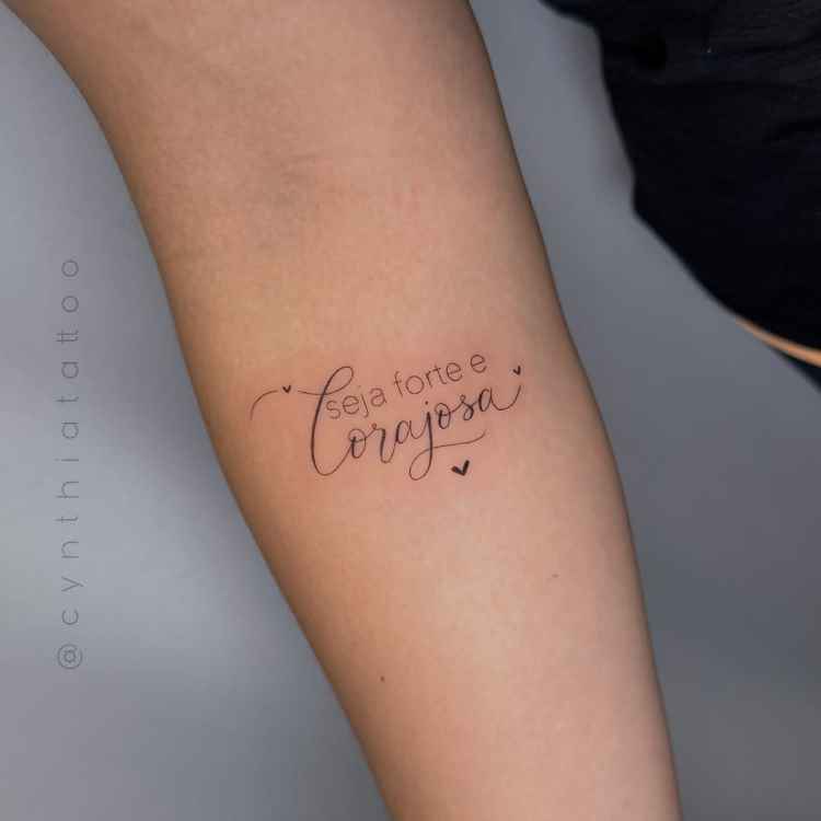 Tatuagens Fine Line: Frases Curtas e Delicadas para Inspirar