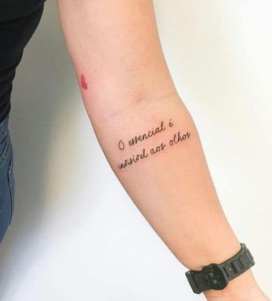 Tatuagens de Força e Fé: Mensagens de Empoderamento para Mulheres