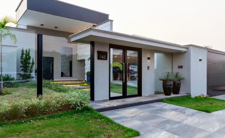 fachada de muro com grades