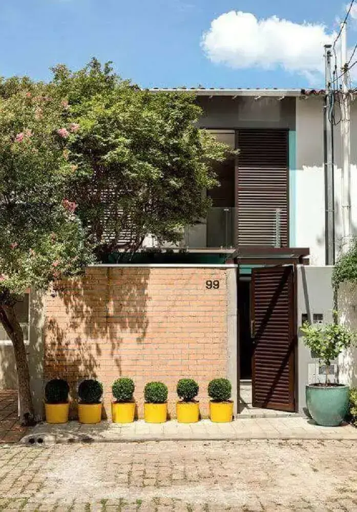 fachada de muro com paisagismo