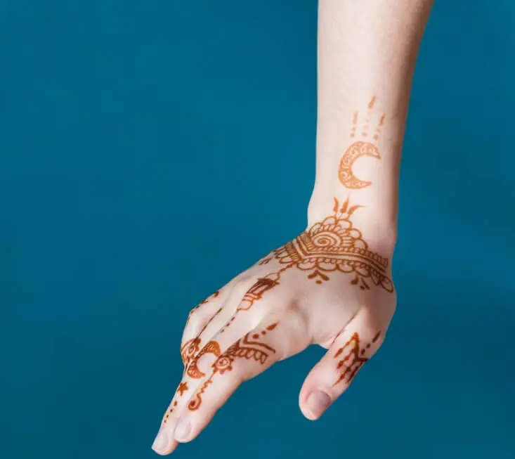 5 ideias de títulos:
1. Tatuagem de Henna: Guia Completo de Aplicação e Cuidados
2. Descubra a Arte do Mehndi: Inspirações e Dicas Essenciais
3. Henna Natural vs. Henna Preta: O Que Você Precisa Saber
4. Quanto Custa uma Tatuagem de Henna? Preços e Onde Encontrar
5. Mitos e Verdades sobre Tatuagens de Henna: Segurança em Primeiro Lugar