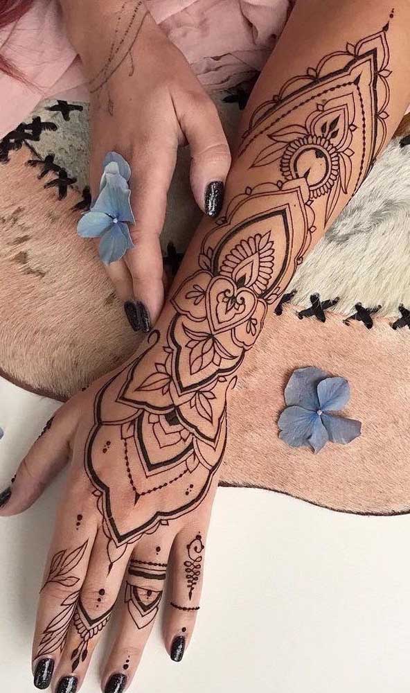 5 ideias de títulos:
1. Tatuagem de Henna: Guia Completo de Aplicação e Cuidados
2. Descubra a Arte do Mehndi: Inspirações e Dicas Essenciais
3. Henna Natural vs. Henna Preta: O Que Você Precisa Saber
4. Quanto Custa uma Tatuagem de Henna? Preços e Onde Encontrar
5. Mitos e Verdades sobre Tatuagens de Henna: Segurança em Primeiro Lugar