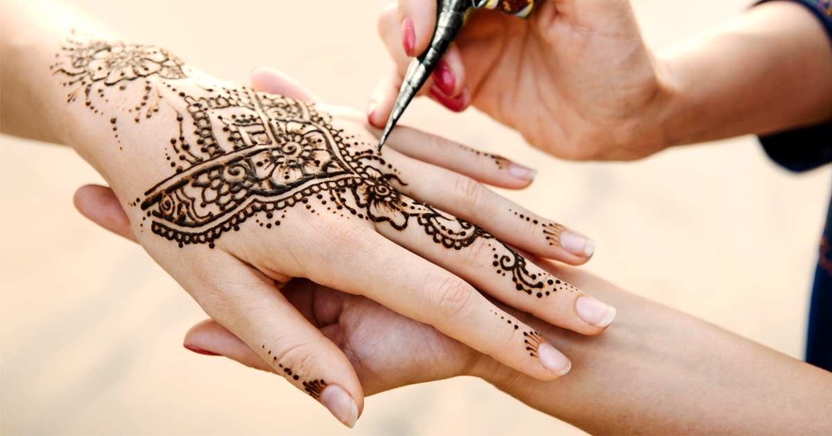 5 ideias de títulos:
1. Tatuagem de Henna: Guia Completo de Aplicação e Cuidados
2. Descubra a Arte do Mehndi: Inspirações e Dicas Essenciais
3. Henna Natural vs. Henna Preta: O Que Você Precisa Saber
4. Quanto Custa uma Tatuagem de Henna? Preços e Onde Encontrar
5. Mitos e Verdades sobre Tatuagens de Henna: Segurança em Primeiro Lugar