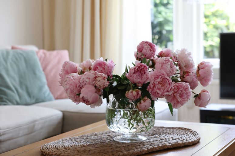 ideias arranjos de flores para sala pequena