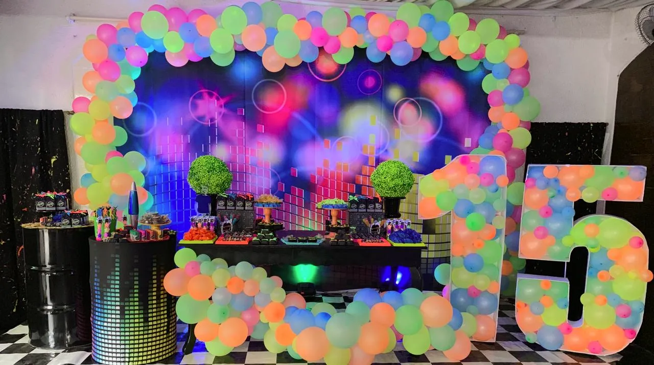 ideias criativas decoração 15 anos barata