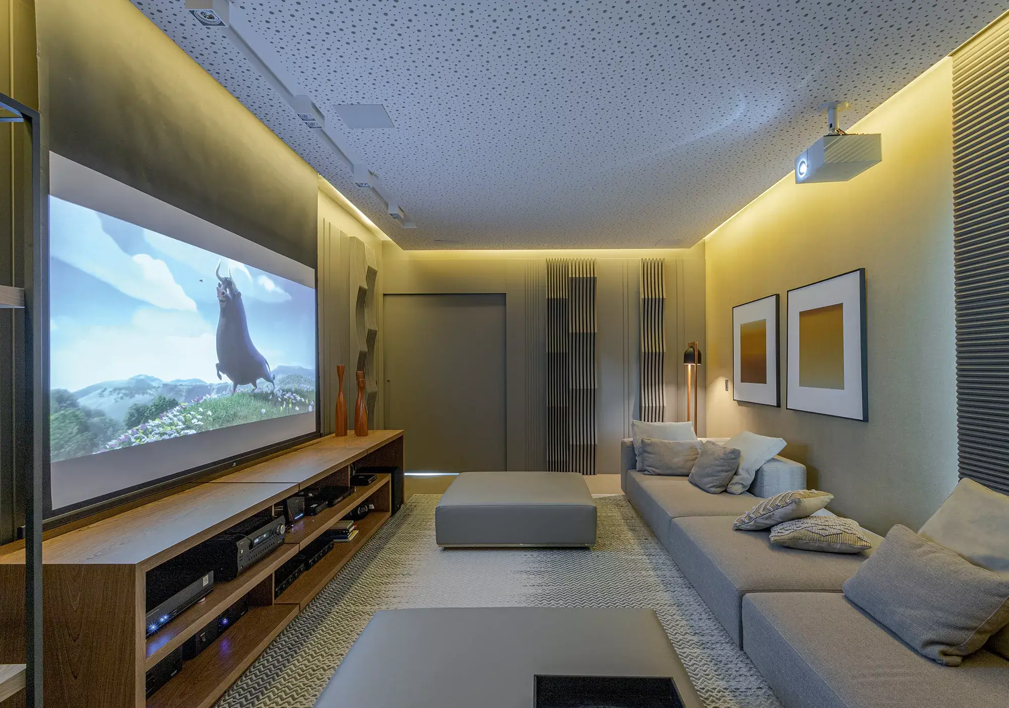 melhores poltronas reclináveis vs pufes para home theater