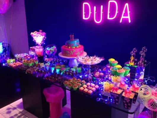 ideias criativas decoração festa balada neon