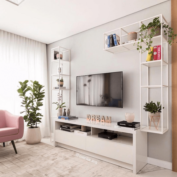 como usar plantas pendentes para decorar rack de TV