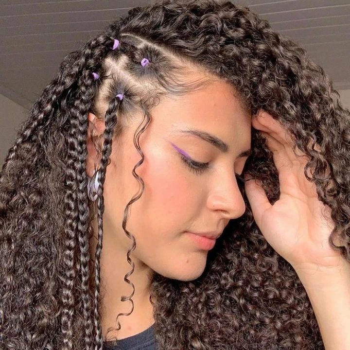 cabelo cacheado com franja