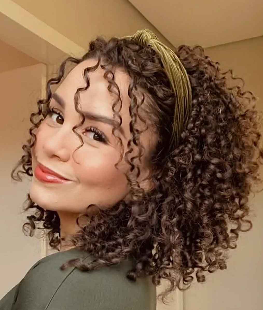 cabelo cacheado volumoso