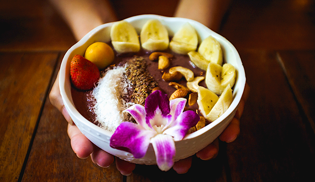 como usar neon na decoração de loja de açaí