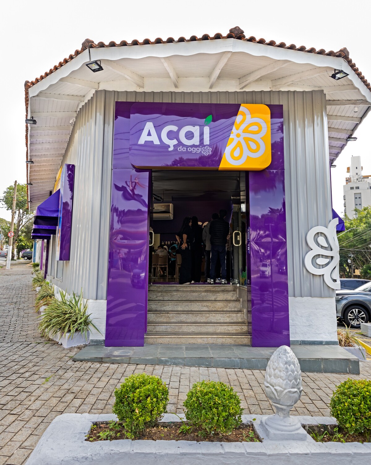 loja de açaí estilo tropical vs industrial