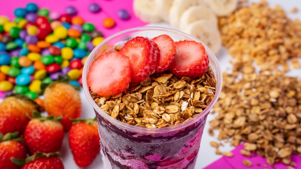 loja de açaí estilo tropical vs industrial