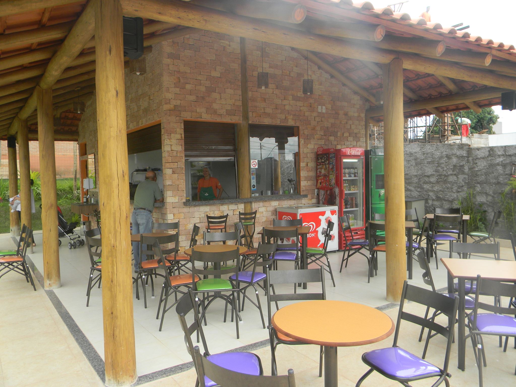 loja de açaí estilo tropical vs industrial