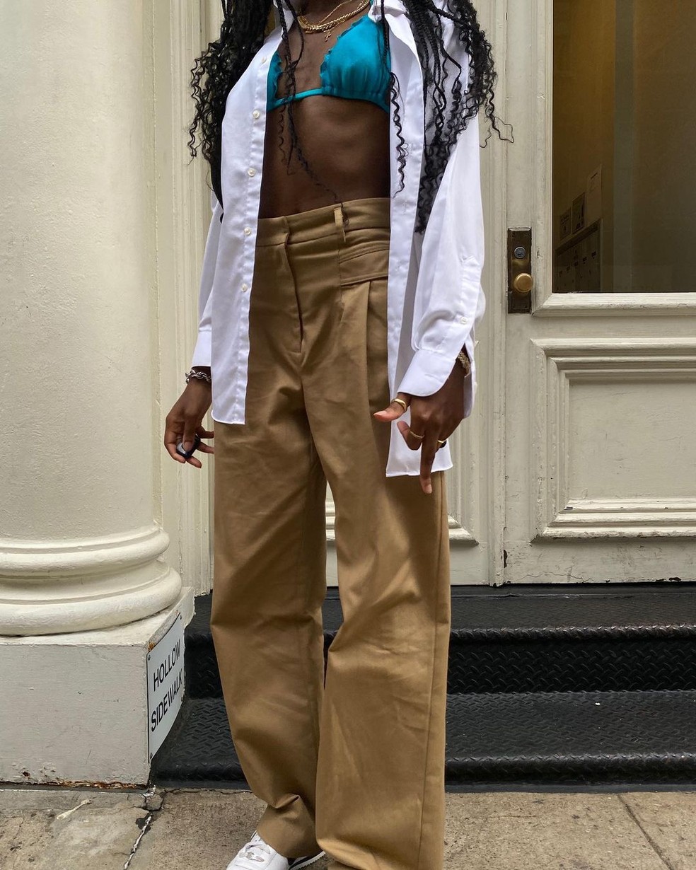 como usar calça bege masculina com jaqueta jeans