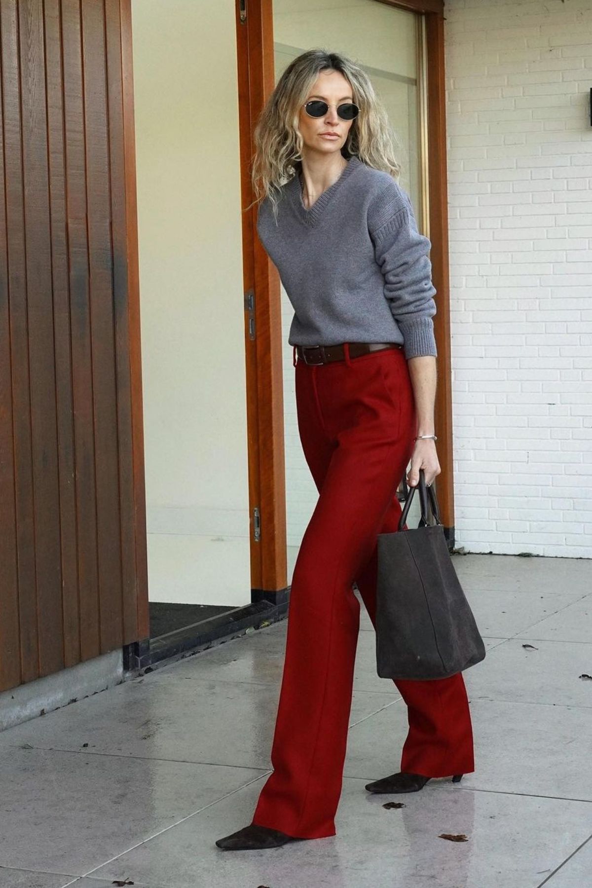 ideias de looks com calça vermelha para o dia a dia