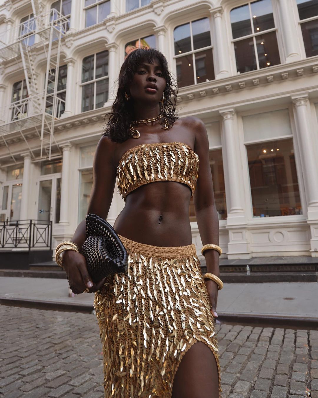 ideias de looks dourados para reveillon 2026