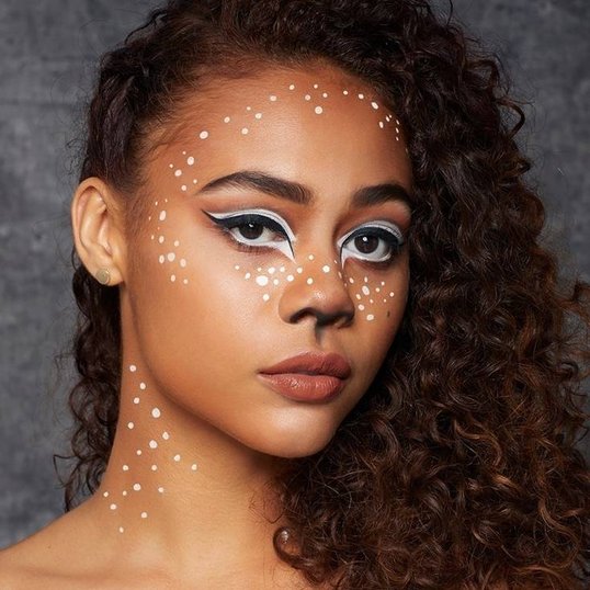 como usar glitter na maquiagem dos olhos sem parecer exagerado