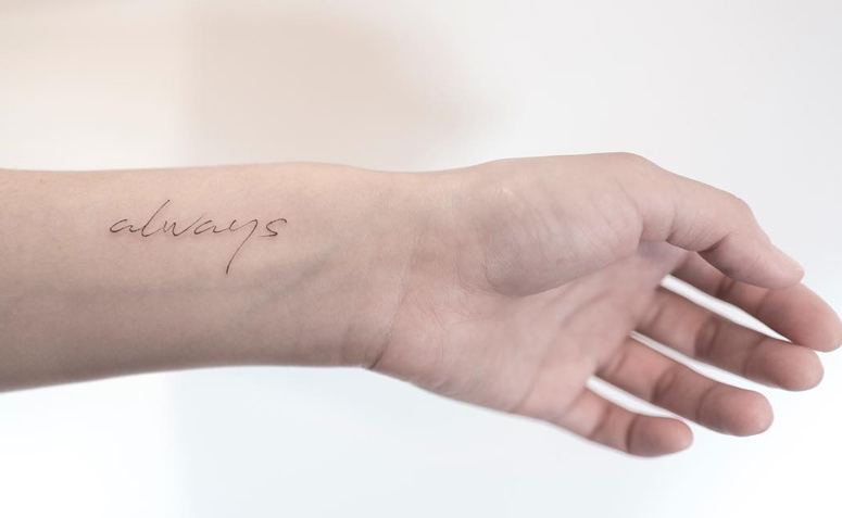 tatuagem pulso fineline ou minimalista qual escolher