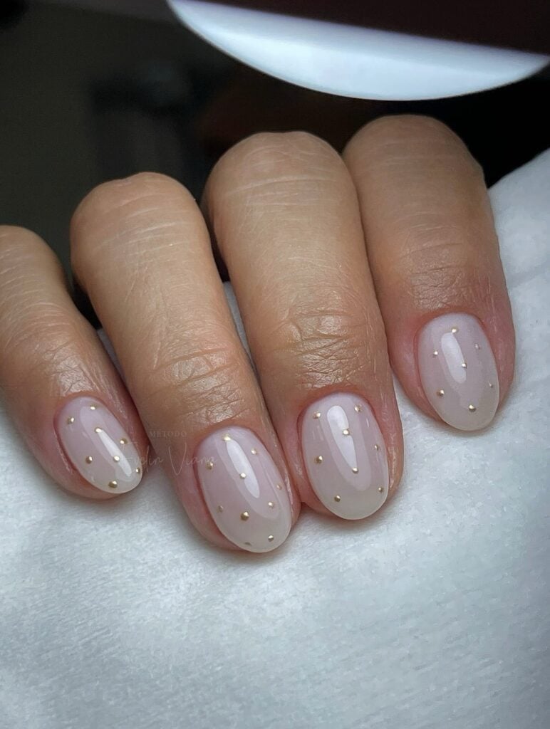 unhas curtas tons neutros