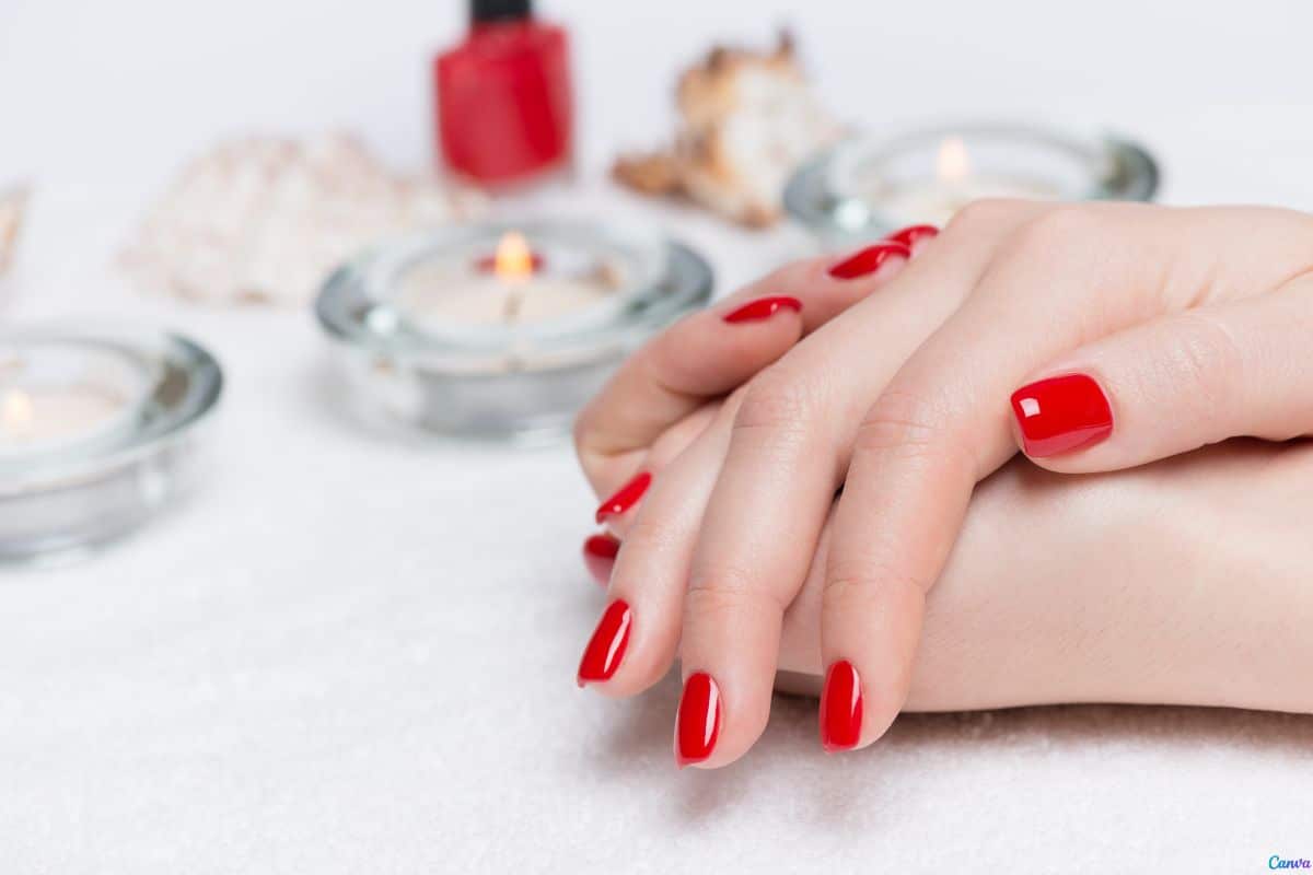 unhas de gel curtas delicadas