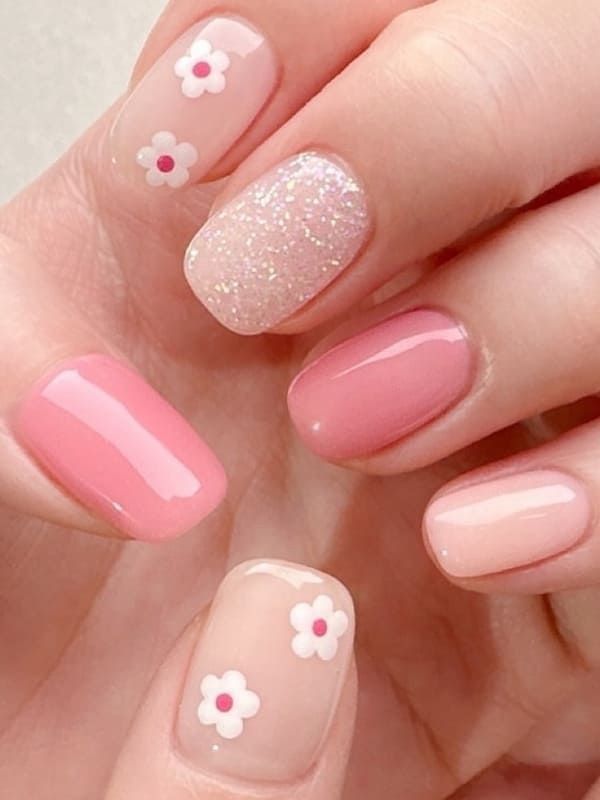 unhas curtas tons neutros