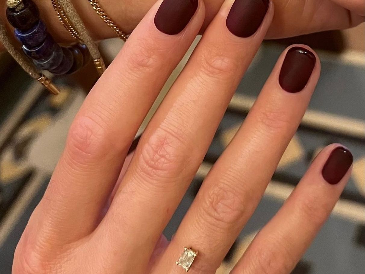 unhas curtas cores escuras