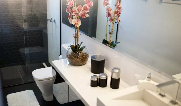 erros comuns ao decorar banheiro pequeno em apartamento