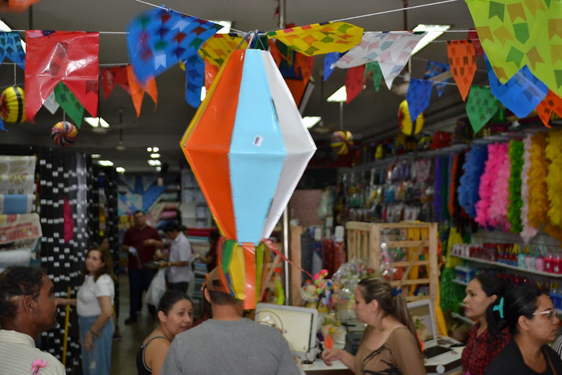 como decorar vitrine para festa junina