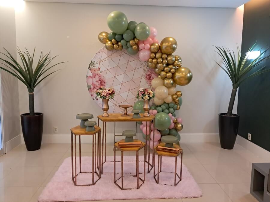 como escolher luminárias douradas para quarto verde