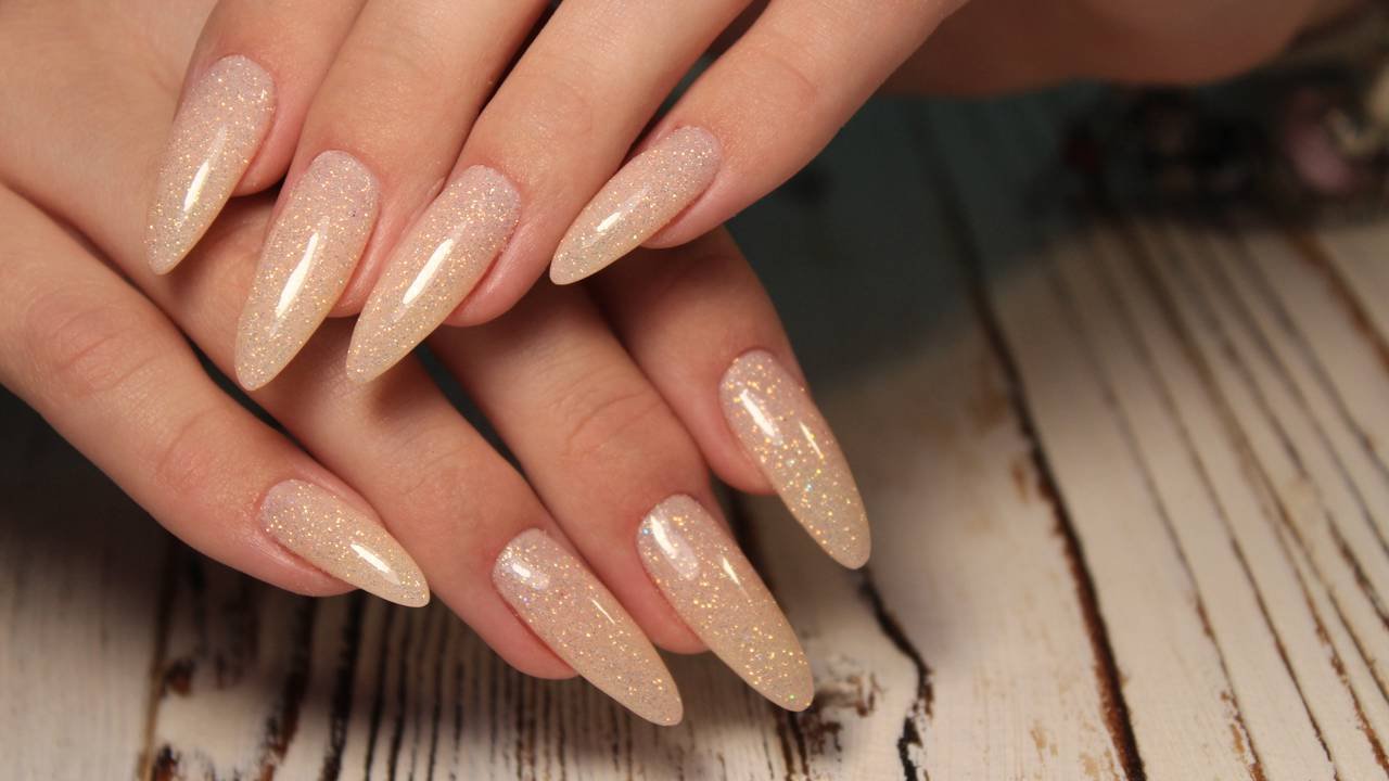 unhas gel milky white formato oval