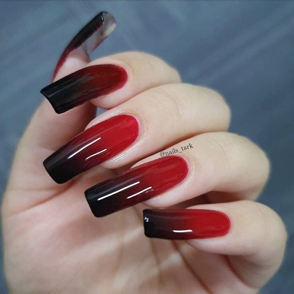 unhas vermelhas com dourado
