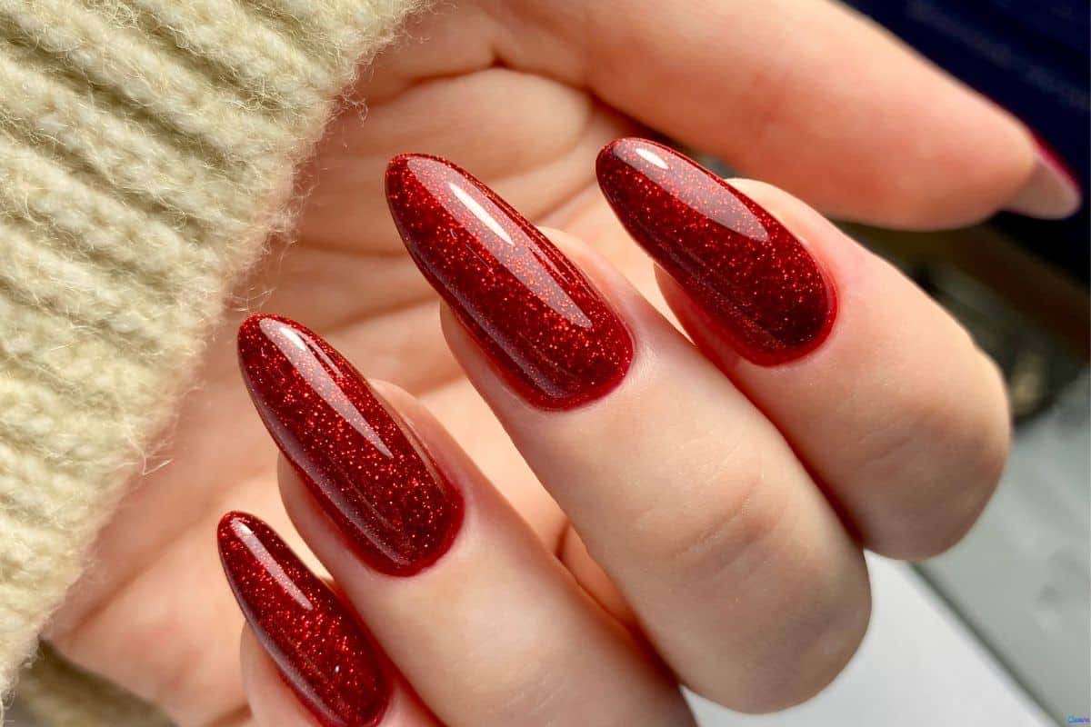 unhas vermelhas efeito cromado