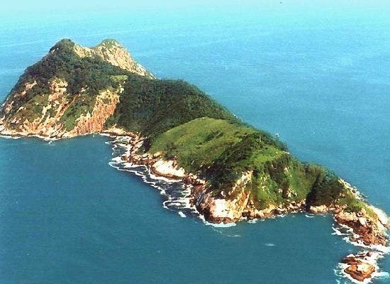 As lendas e mitos da Ilha das Cobras: tesouros e faroleiros