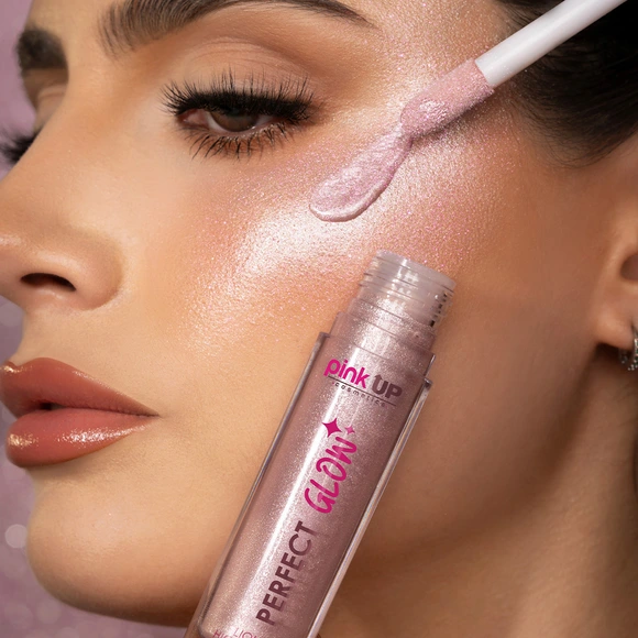 Como Aplicar Iluminador: Técnicas para Realçar os Pontos Altos do Rosto