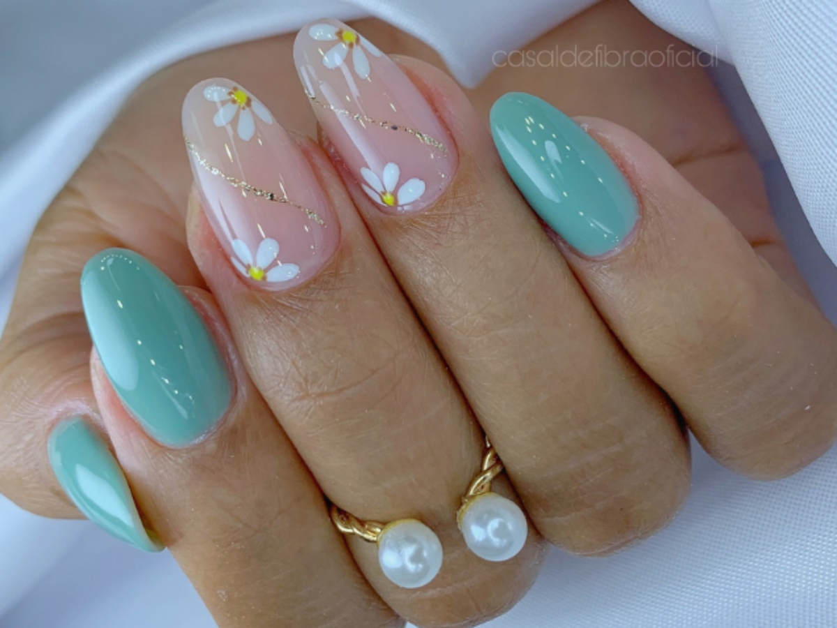 unhas de gel curtas decoradas