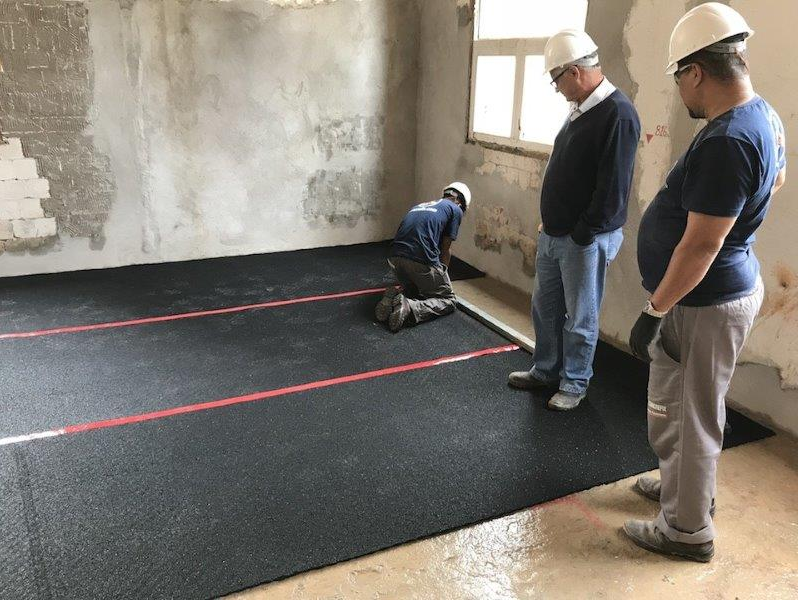 Decoração e Acústica: Como Móveis e Cortinas Podem Ajudar a Reduzir o Ruído Interno