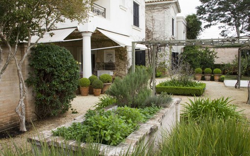 Como Escolher Móveis e Decoração para um Jardim Provençal Autêntico