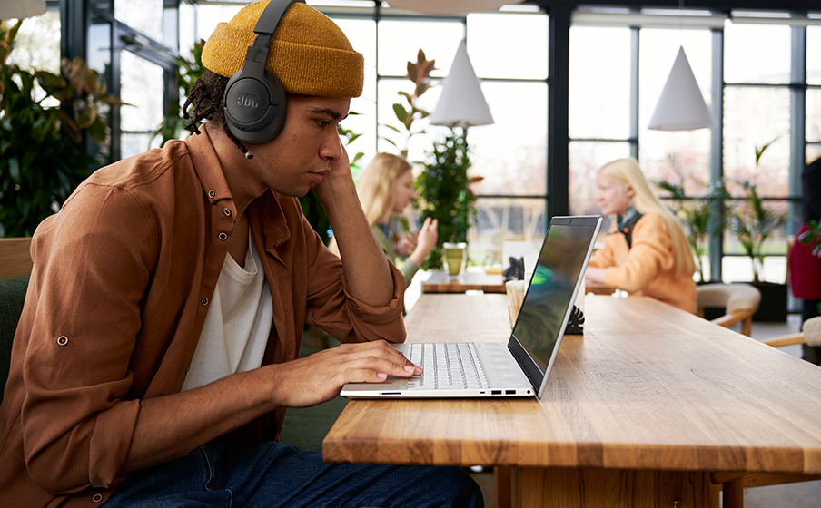 JBL Tune 770NC: Análise Detalhada do Cancelamento de Ruído Adaptativo