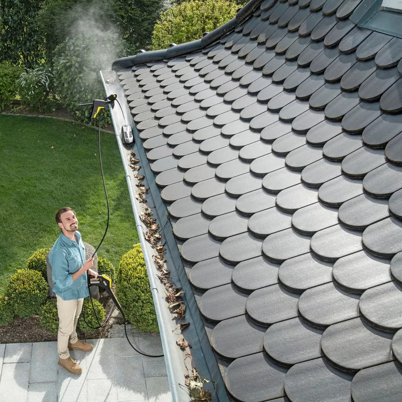 Prevenção de Infiltrações: A Importância da Limpeza Regular das Calhas