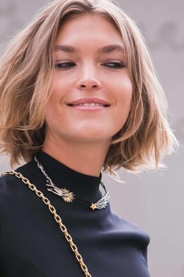 5 ideias de títulos:
1. Loiro Nude: O Guia Completo para a Tendência Natural e Sofisticada
2. Descubra o Segredo do Loiro Nude Perfeito para o Seu Tom de Pele
3. Como Alcançar o Loiro Nude em Casa: Dicas e Produtos Essenciais
4. Loiro Nude vs. Loiro Bege: Qual a Diferença e Qual Escolher?
5. Inspirações de Cortes e Penteados para Realçar o Loiro Nude