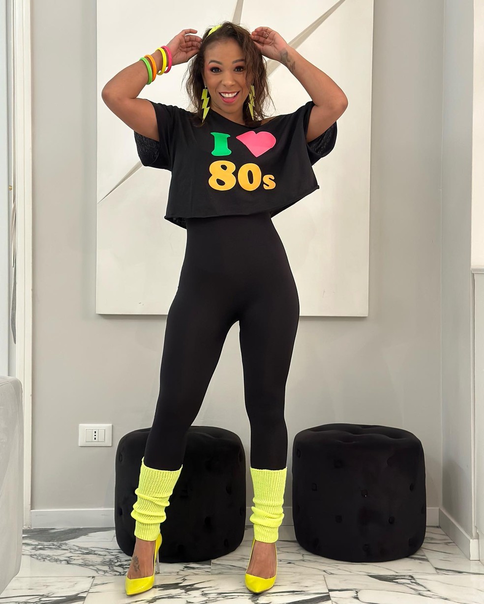 look anos 80 vs look anos 90 para festa