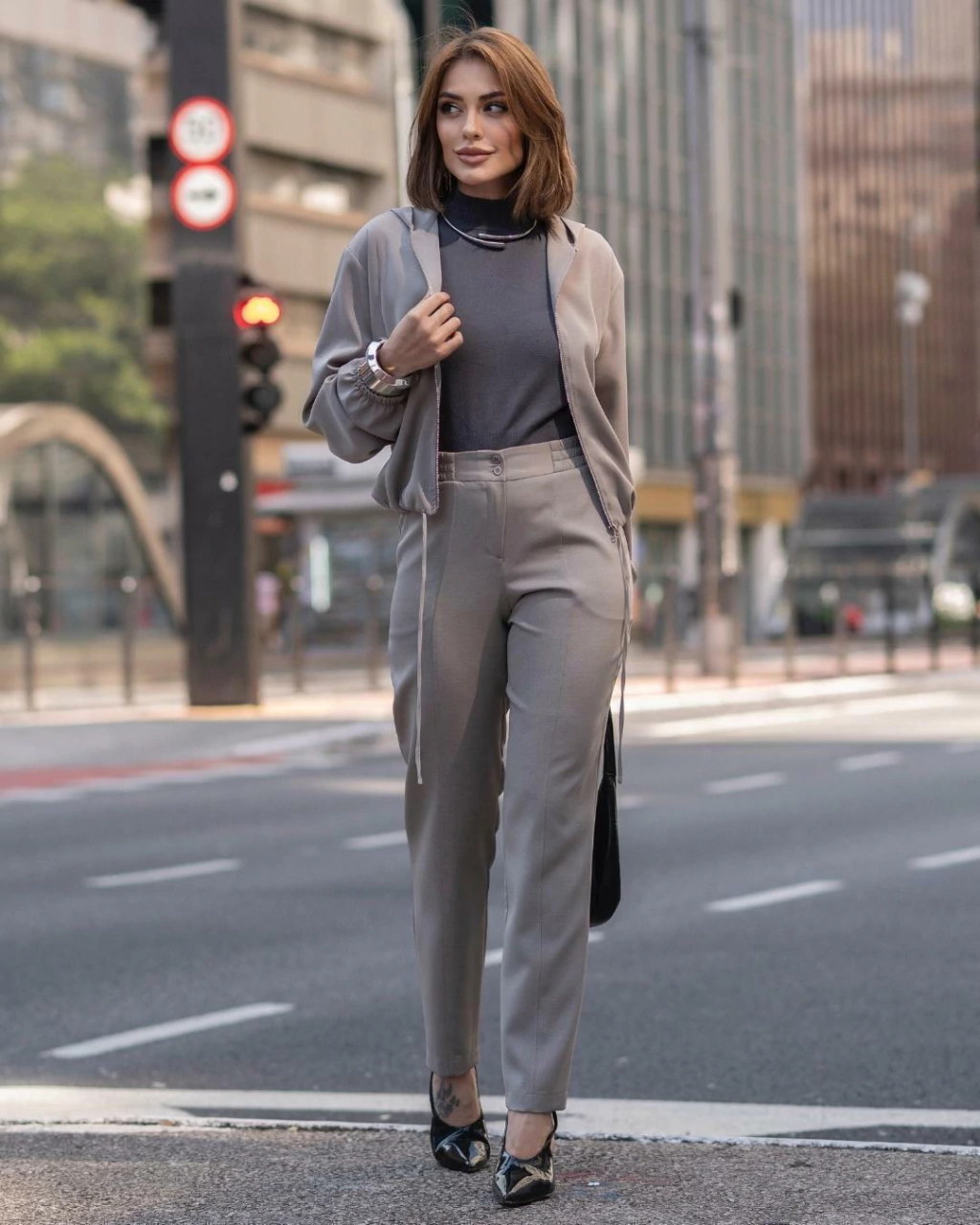 calça de alfaiataria bege plus size