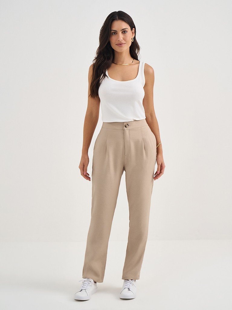calça de alfaiataria bege com tênis