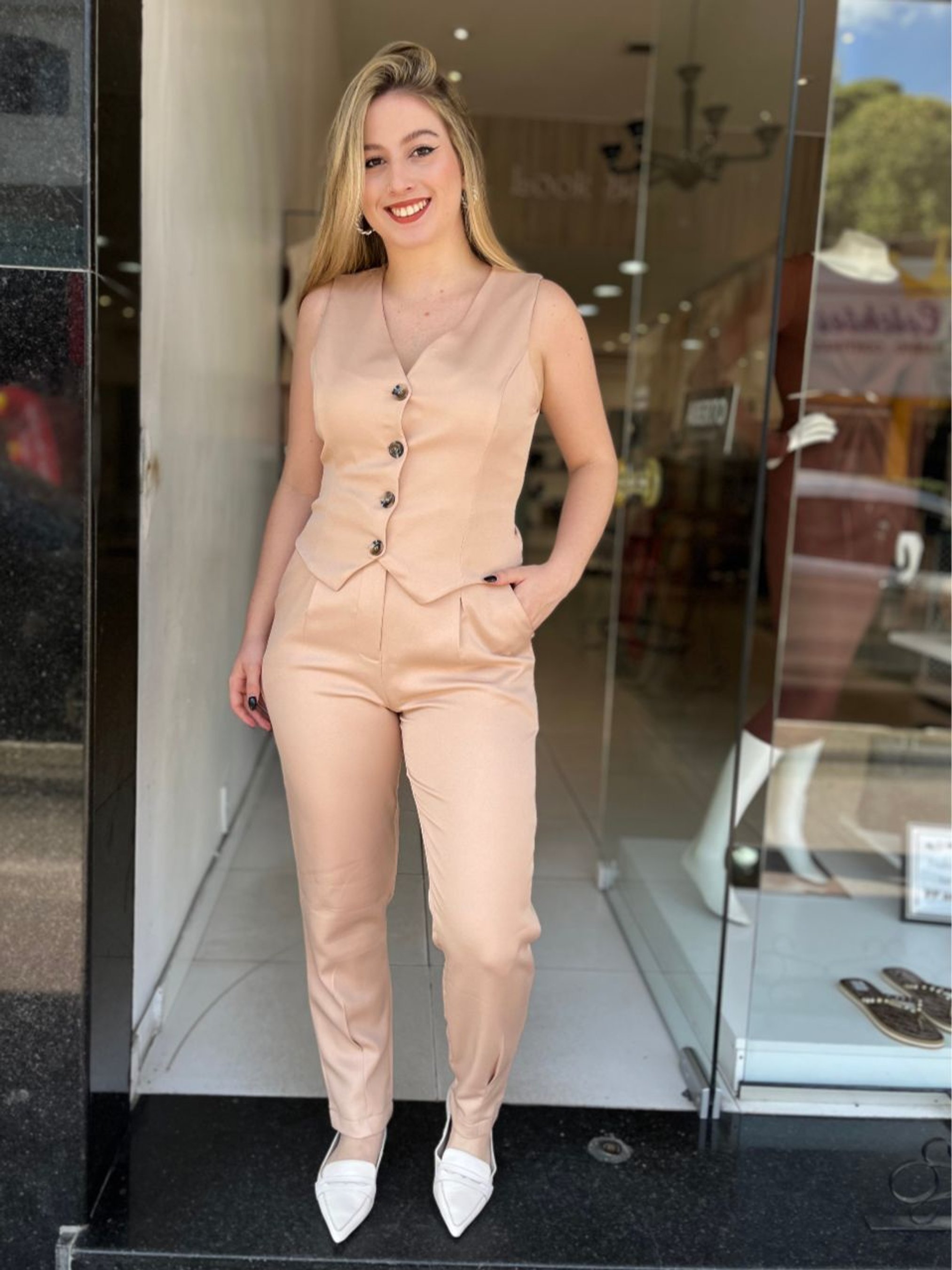 calça de alfaiataria bege para trabalhar