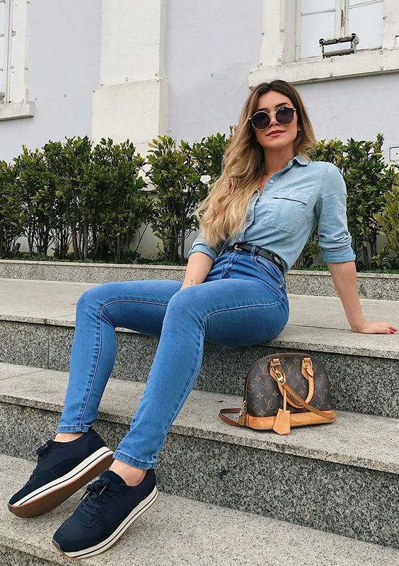 looks com jeans destroyed e camiseta