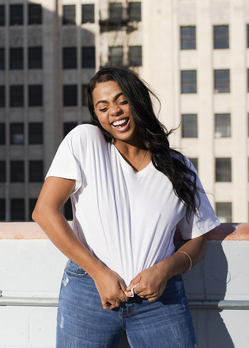 looks com jeans e camiseta para baixinhas