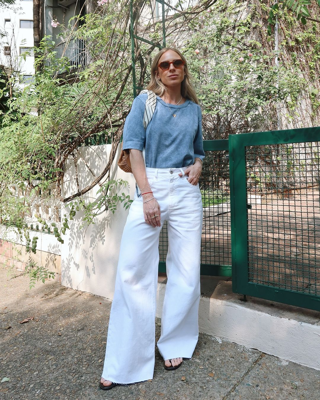 looks com jeans e camiseta para viajar
